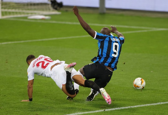 Người hùng Lukaku hóa tội đồ, Inter Milan dâng cúp cho Sevilla - Ảnh 2.