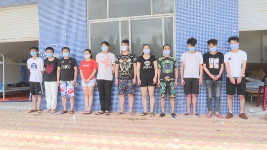Bắt 11 người Trung Quốc nhập cảnh trái phép vào Việt Nam, tổ chức đánh bạc - Ảnh 1.