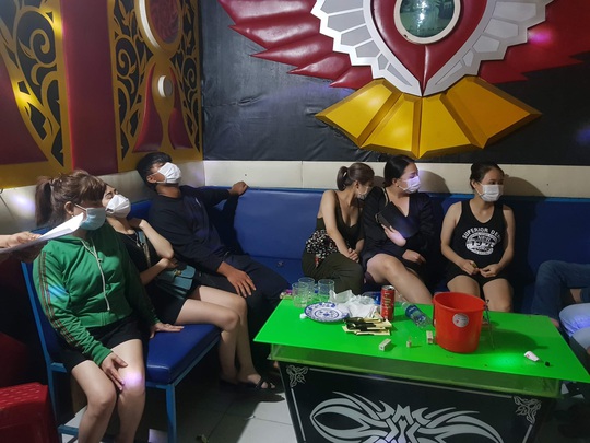 CLIP: Nhóm nam nữ ở Quảng Nam vào quán karaoke dùng ma túy bất chấp lệnh cấm - Ảnh 3.