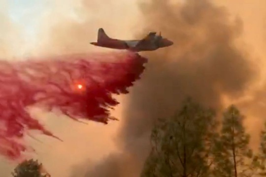 Cháy rừng đẩy bang California vào cảnh “ngàn cân treo sợi tóc” - Ảnh 1.