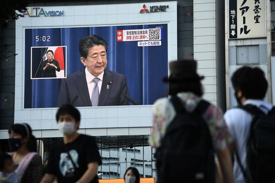 Tuyên bố từ chức, Thủ tướng Abe xin lỗi người dân - Ảnh 1.