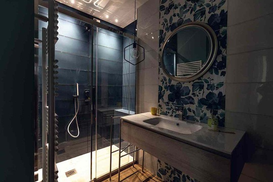 10 mẫu phòng tắm thẩm mỹ với tông màu xanh - Ảnh 4.