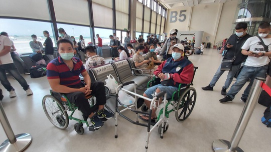 Sân bay Cần Thơ đón 230 người từ Đài Loan - Ảnh 1.