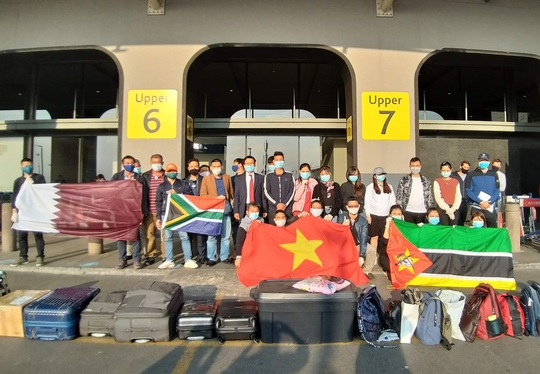 Hành trình đặc biệt của đoàn người Việt từ châu Phi về TP HCM - Ảnh 13.