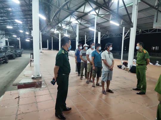 6 ngư dân đi bộ vòng theo biển ra Huế để trốn cách ly - Ảnh 1.