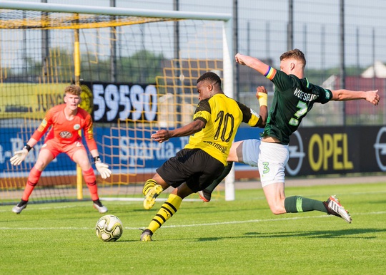 Bundesliga sửa luật vì “thần đồng” Moukoko - Ảnh 2.