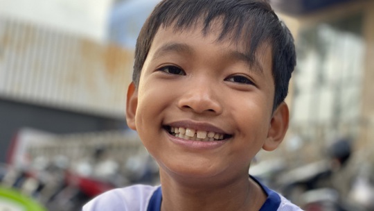 Hành động đẹp của cậu bé 10 tuổi ở góc đường An Dương Vương, quận 5 - Ảnh 1.