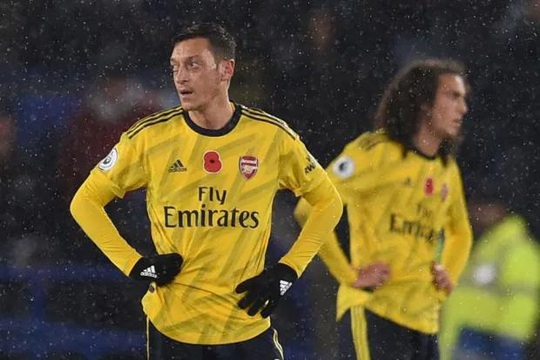 Arsenal cắt giảm 55 nhân viên, CĐV “hỏi tội” ngôi sao Mesut Ozil - Ảnh 1.