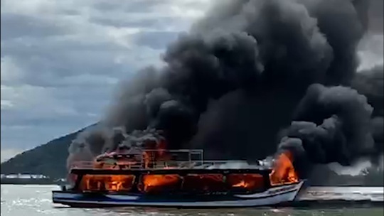 Tàu du lịch của doanh nghiệp ở Phú Quốc cháy kinh hoàng trên đường ra đảo Hải Tặc - Ảnh 2.