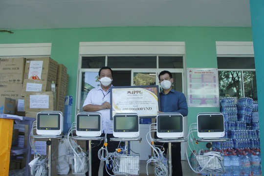 Doanh nhân Johnathan Hạnh Nguyễn trao tặng 10 máy theo dõi bệnh nhân cho Đà Nẵng - Ảnh 1.