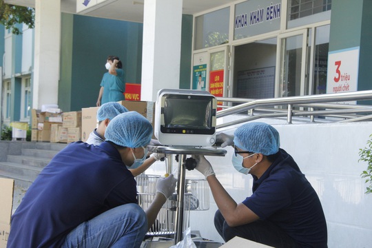 Doanh nhân Johnathan Hạnh Nguyễn trao tặng 10 máy theo dõi bệnh nhân cho Đà Nẵng - Ảnh 3.