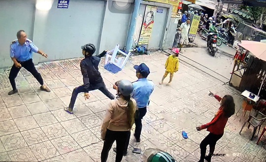 Một bảo vệ chung cư ở quận Bình Tân bị nam thanh niên chém trọng thương - Ảnh 1.