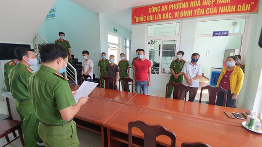 Bắt tạm giam 4 người cùng một gia đình, ném gạch đá vào Công an phường - Ảnh 1.