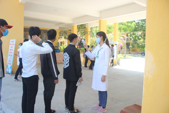 Giữa tâm dịch Covid-19, hơn 7.500 thí sinh Quảng Nam làm thủ tục dự thi - Ảnh 1.