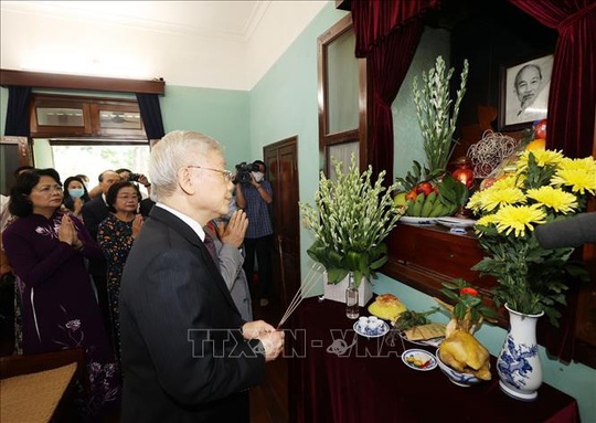 Tổng Bí thư, Chủ tịch nước dâng hương tưởng niệm Chủ tịch Hồ Chí Minh tại Nhà 67 - Ảnh 2.