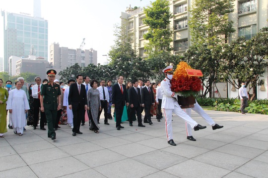 Lãnh đạo TP HCM dâng hoa, dâng hương Chủ tịch Hồ Chí Minh - Ảnh 1.