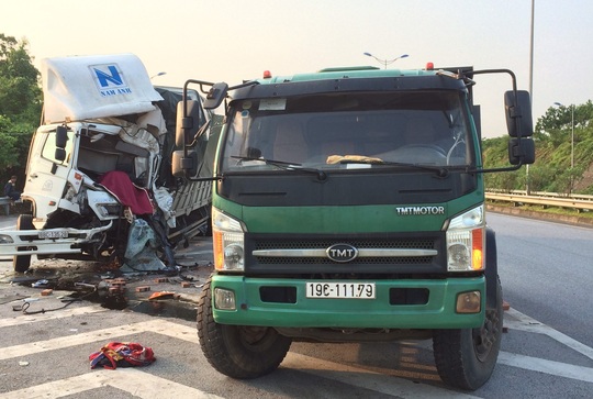 Tông đuôi xe tải đang dừng trên cao tốc Nội Bài - Lào Cai, tài xế tử vong trong cabin - Ảnh 2.