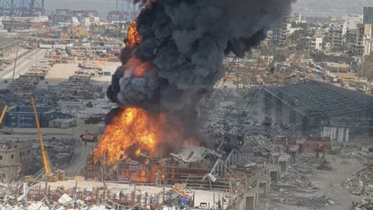 Vụ nổ hóa chất chưa lắng xuống, cảng Beirut lại ngùn ngụt khói lửa - Ảnh 3.