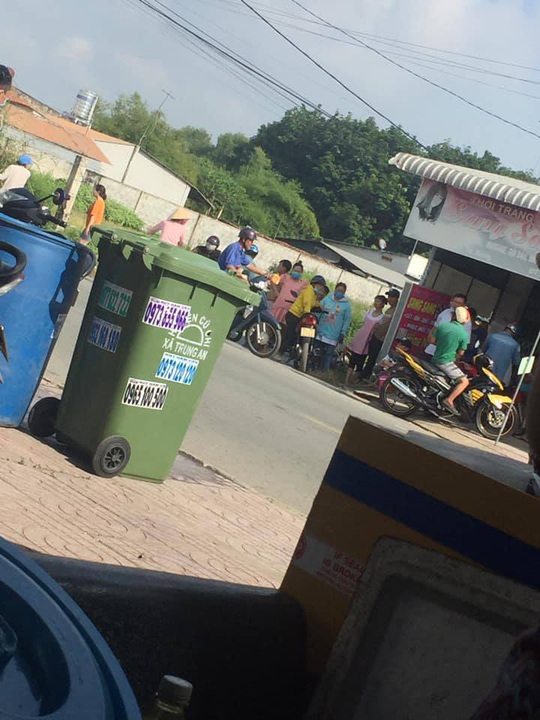 Công an đang làm việc với người vứt bé sơ sinh vào thùng rác ở Củ Chi - Ảnh 1.