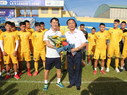 HLV Nguyễn Thành Công chia tay CLB Thanh Hóa sau công văn kỳ lạ của bầu Đệ - Ảnh 2.