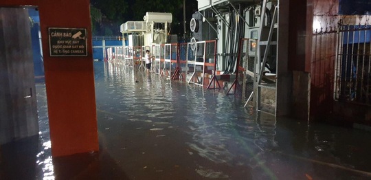 Clip: Công an, dân phòng TP HCM “giải cứu” nhiều phương tiện ngập sâu sau trận mưa kéo dài - Ảnh 1.