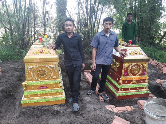 Nghẹn ngào tiễn đưa 5 học sinh chết đuối vào lòng đất lạnh - Ảnh 8.
