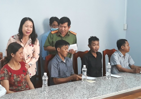 Nghẹn ngào tiễn đưa 5 học sinh chết đuối vào lòng đất lạnh - Ảnh 1.