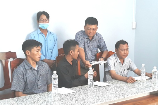 Nghẹn ngào tiễn đưa 5 học sinh chết đuối vào lòng đất lạnh - Ảnh 2.