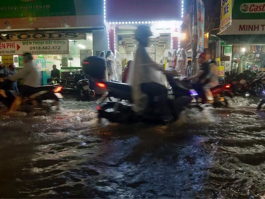 TP HCM: Nước ngập, nhiều người dắt xe trên đường trong mưa lớn - Ảnh 5.