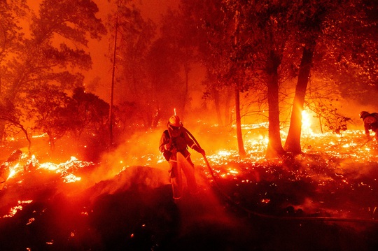 Hoả ngục bất thường ở Mỹ: Lốc xoáy lửa liên tiếp, cột khói cao khủng khiếp - Ảnh 2.