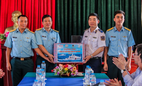 Tặng cờ Tổ quốc, tặng quà cho quân, dân trên đảo Bạch Long Vỹ - Ảnh 5.