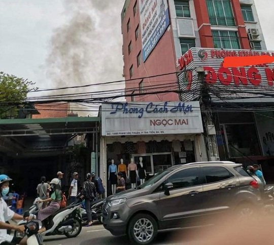 Cháy dữ dội ở Biên Hoà, khói bốc cao bao phủ một vùng trời - Ảnh 2.