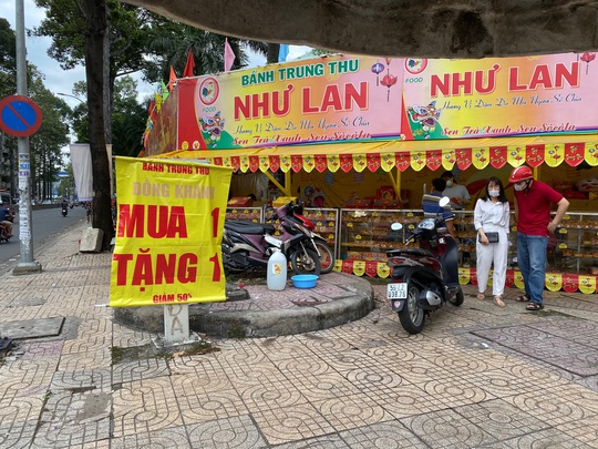 Các điểm bán bánh trung thu đồng loạt mua 1 tặng 1 - Ảnh 1.