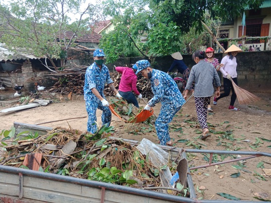 Bộ Tư lệnh Vùng Cảnh sát biển 1 giúp dân khắc phục thiệt hại sau cơn bão số 5 - Ảnh 2.