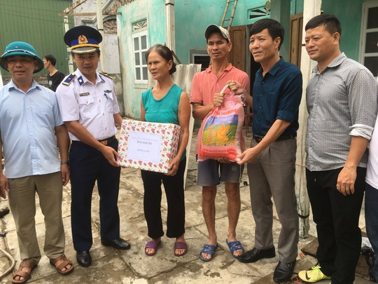 Bộ Tư lệnh Vùng Cảnh sát biển 1 giúp dân khắc phục thiệt hại sau cơn bão số 5 - Ảnh 3.