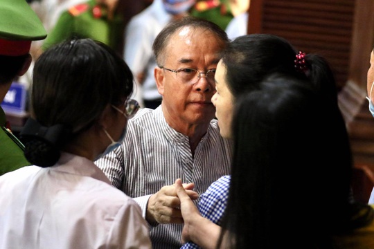 Hình ảnh, tình tiết đáng chú ý ở phiên tòa xét xử ông Nguyễn Thành Tài và bà chủ Hoa Tháng Năm - Ảnh 7.