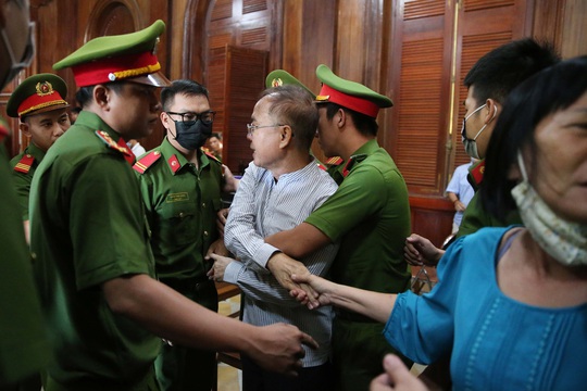 Hình ảnh, tình tiết đáng chú ý ở phiên tòa xét xử ông Nguyễn Thành Tài và bà chủ Hoa Tháng Năm - Ảnh 6.