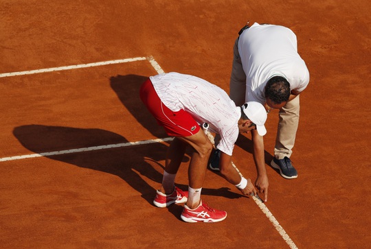 Clip Djokovic vất vả vào chung kết Rome Masters 2020 - Ảnh 4.