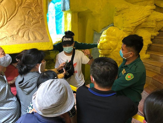 Thân nhân nhận dạng 478 hũ tro cốt tại chùa Kỳ Quang 2 - Ảnh 2.