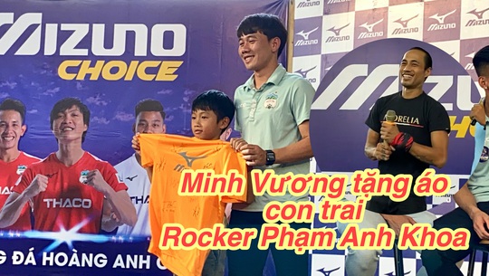 Rocker Phạm Anh Khoa tái xuất sân khấu, đưa con trai đến giao lưu Xuân Trường, Minh Vương - Ảnh 4.