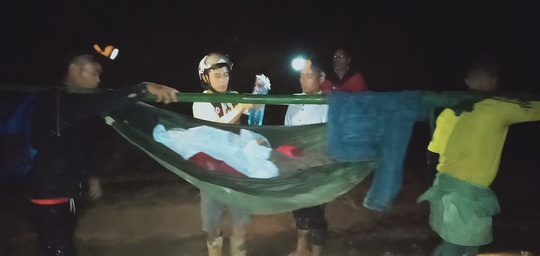 16 trai làng xuyên đêm khiêng cô gái vượt 22 km đường rừng đi cấp cứu - Ảnh 1.