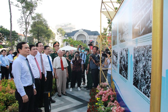 Lãnh đạo TP HCM dự triển lãm ảnh và họp mặt kỷ niệm 75 năm ngày Nam Bộ Kháng chiến - Ảnh 2.