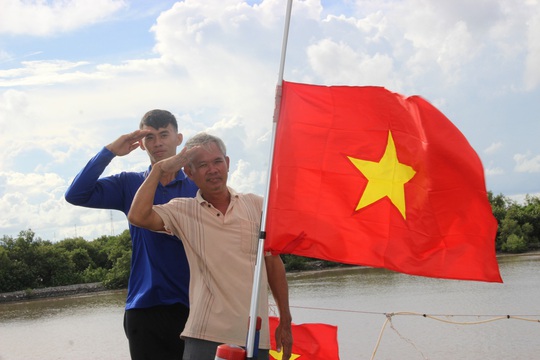 Trao 2.000 lá cờ Tổ quốc cho ngư dân huyện An Minh - Ảnh 7.