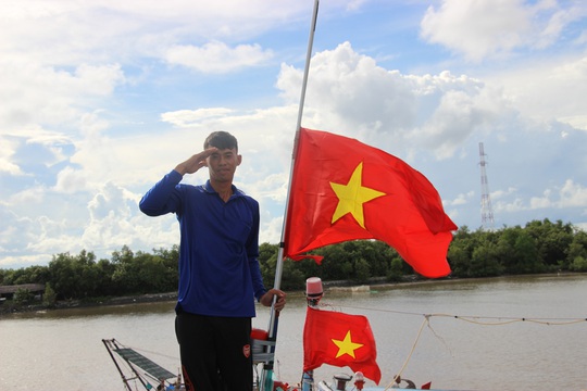 Trao 2.000 lá cờ Tổ quốc cho ngư dân huyện An Minh - Ảnh 9.
