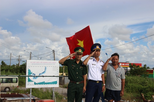 Trao 2.000 lá cờ Tổ quốc cho ngư dân huyện An Minh - Ảnh 4.