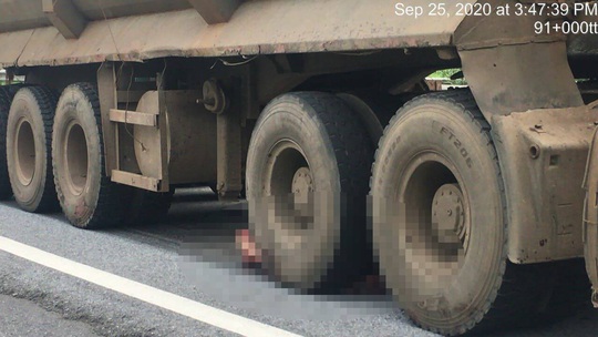 Xe đầu kéo cán chết người đàn ông bất ngờ văng từ xe bán tải xuống đường - Ảnh 1.