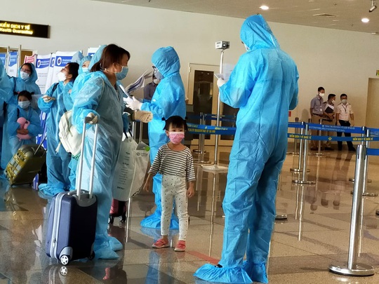 Chuyến bay thương mại quốc tế đầu tiên về Việt Nam, hành khách được cách ly thế nào? - Ảnh 8.