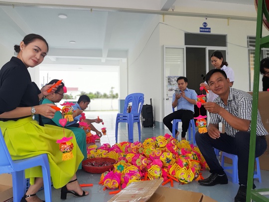 Báo Người Lao Động trao 285 phần quà trung thu cho trẻ em nghèo Cần Thơ - Ảnh 1.