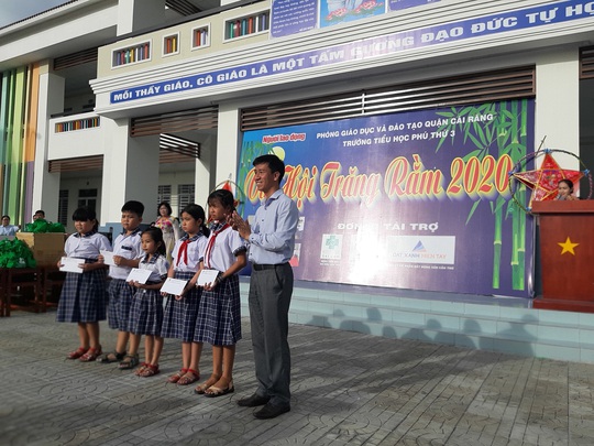 Báo Người Lao Động trao 285 phần quà trung thu cho trẻ em nghèo Cần Thơ - Ảnh 17.