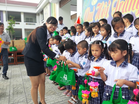 Báo Người Lao Động trao 285 phần quà trung thu cho trẻ em nghèo Cần Thơ - Ảnh 28.